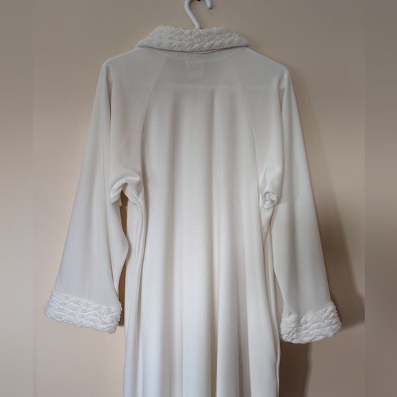 Kelly, Vintage, House white velvet coat, textured cuffs and collar, size Large. - Picture 3 of 16